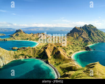 Vista aerea di Pulau Padar isola tra Komodo e Rinca isole vicino Labuan Bajo in Indonesia. Foto Stock