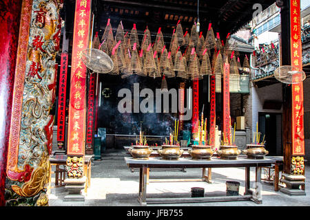 Tempio di Ho Chi Minh City con incenso Foto Stock