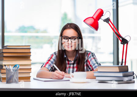 Donna giovane studente con molti libri Foto Stock