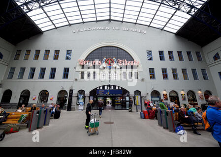 Arrivo e partenza hall di Bergen, Norvegia stazione terminale. Foto Stock