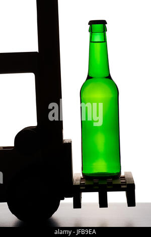 Supporto per pallet con verde bottiglia di birra Foto Stock