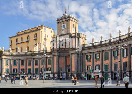 Piazza Dante è dominato da un ornato semicircolare di colonne e statue - Napoli, campania, Italy Foto Stock