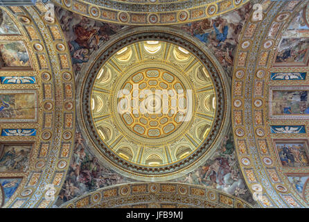 Interno dell'immensa cupola della chiesa del Gesù Nuovo - Napoli, campania, Italy Foto Stock