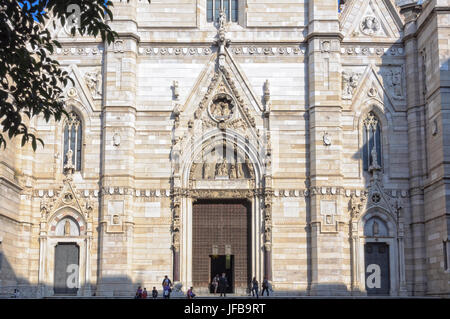 La porta principale della cattedrale dedicata a San Gennaro, il santo patrono della città - Napoli, campania, Italy Foto Stock