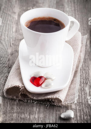 Tazza di caffè con la caramella cuori Foto Stock