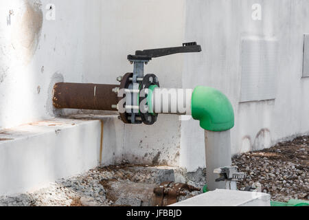 Grigio vecchia valvola e antichi verde acqua tubo Foto Stock