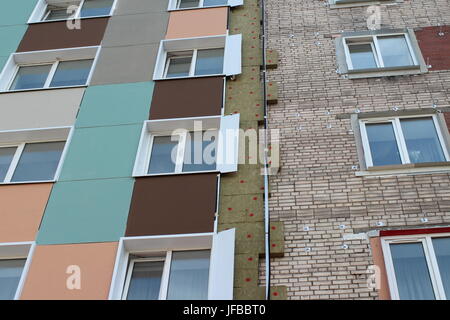 Isolamento termico di un muro di casa Foto Stock