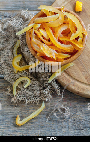 In casa agrumi canditi in una ciotola di legno. Foto Stock