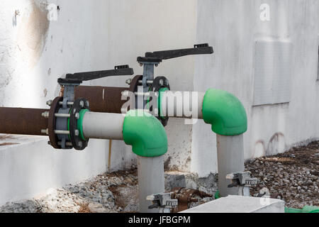 Grigio vecchia valvola e verde vecchia tubazione dell'acqua. Foto Stock