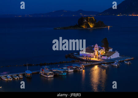 Illuminata di notte scena di Vlacherna Monastery e Pontikonisi isola, Kanoni, Corfù Foto Stock