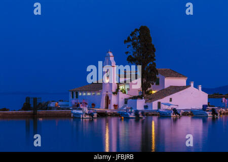 Illuminata di notte scena di Vlacherna Monastery e Pontikonisi isola, Kanoni, Corfù Foto Stock