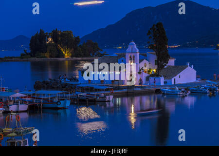 Illuminata di notte scena di Vlacherna Monastery e Pontikonisi isola, Kanoni, Corfù Foto Stock