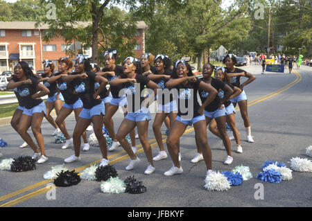 High school cheerleaders eseguire in una parata del giorno del lavoro Foto Stock