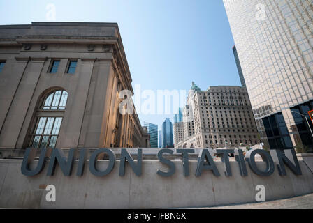 Il lato est della storica Union Station, un importante ferrovia e trasporto hub nel centro cittadino di Toronto Ontario Canada Foto Stock