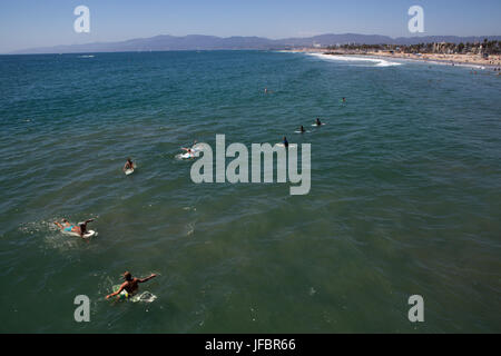 A Venice Beach, molti surfisti paddle fuori e aspettare la prossima onda. Foto Stock