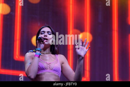 Inglese Il cantautore e modello Dua Lipa effettuando al Glastonbury festival il giorno 3 Giugno 23 2017 Foto Stock