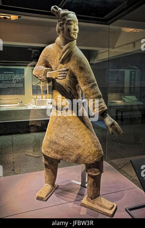 Il famoso arciere permanente dissotterrato nella fossa 2 dell'Esercito di Terracotta. Xian, provincia di Shaanxi, Cina Foto Stock