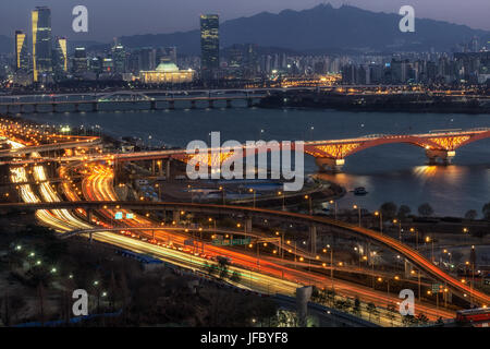 Vista notturna del ponte Seongsan Yeouido e Foto Stock