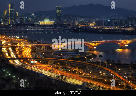 Vista notturna del ponte Seongsan Yeouido e Foto Stock