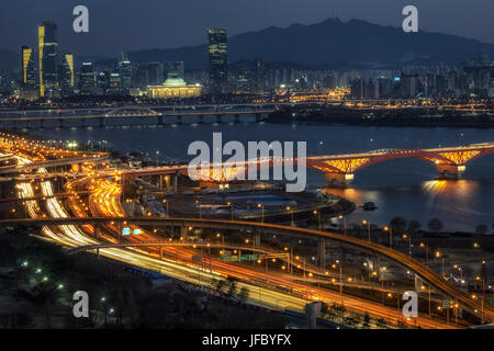 Vista notturna del ponte Seongsan Yeouido e Foto Stock