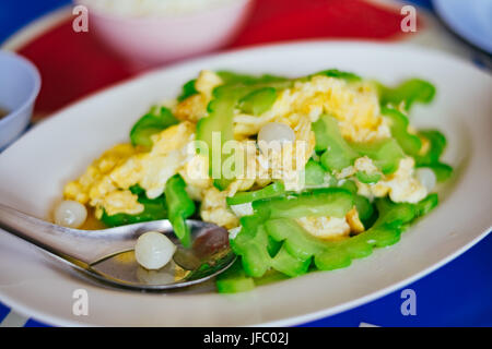 Saltate in padella gourd Amaro con uovo. Foto Stock