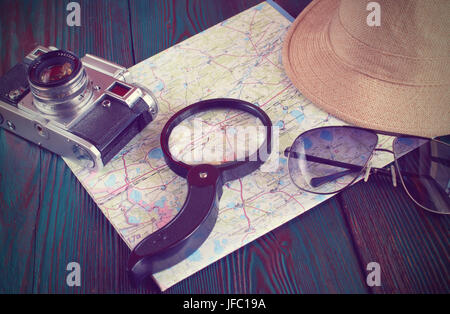 Concetto di viaggiatori viaggio viaggio. sunglass mappa della fotocamera e hat su sfondo di legno.Spazio copia tono vintage. Tonica immagine. Foto Stock