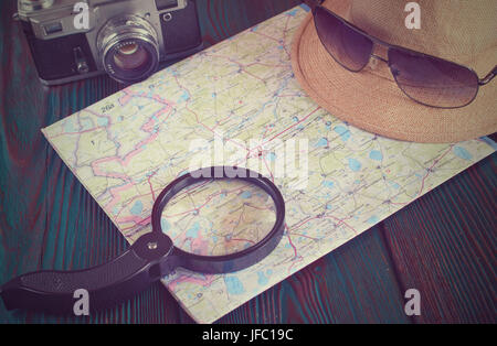 Concetto di viaggiatori viaggio viaggio. sunglass mappa della fotocamera e hat su sfondo di legno.Spazio copia tono vintage. Tonica immagine. Foto Stock