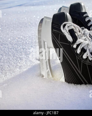 Il nero di hockey su pattini vicino sul fresco bianco della neve Foto Stock