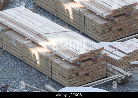 Pila di travi in legno e tavole. Foto Stock