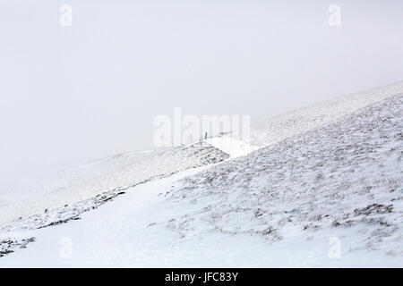 Pen Y Fan scena di neve con pericolose condizioni di arrampicata Foto Stock