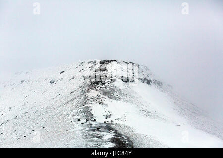 Pen Y Fan scena di neve con pericolose condizioni di arrampicata Foto Stock