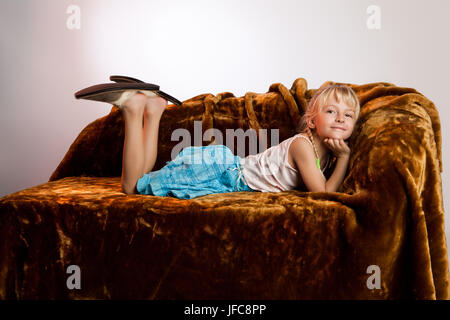 Bambina e big shoes Foto Stock