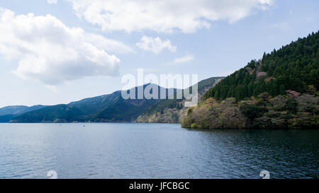 Lago Ashi (Ashi-no-ko) in Hakone, Ashigarashimo distretto, nella prefettura di Kanagawa, Giappone. Foto Stock