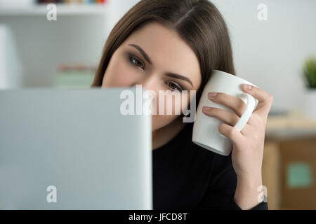 Stanchi dei dipendenti di sesso femminile al lavoro in ufficio azienda tazza di tè. Assonnato lavoratore nelle prime ore del mattino dopo la fine del lavoro notturno. Superlavoro, rendendo errore Foto Stock