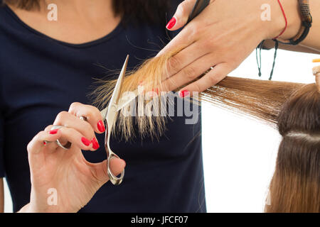 Vista ravvicinata del parrucchiere femmina mani il taglio di capelli suggerimenti. Restauro di cheratina, capelli sani, capelli più recenti tendenze della moda, cambiando taglio di capelli, sh Foto Stock