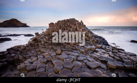 Vista al tramonto sul Giants Causeway in Irlanda del Nord Foto Stock