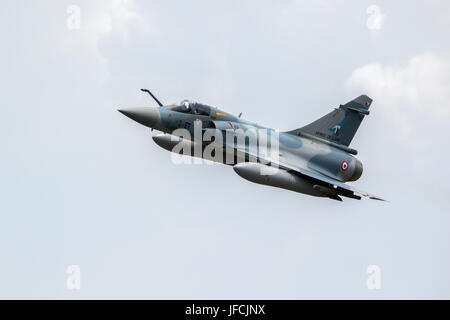 FLORENNES, Belgio - giu 15, 2017: Forza aerea Francese Dassault Mirage 2000 jet da combattimento volo su Florennes Airbase Foto Stock