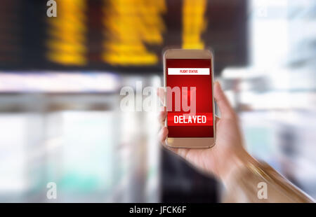 Volo in ritardo. Ritardo nella pianificazione di volo. Aeroplano potrà decollare in ritardo. Applicazione smartphone annuncia cattive notizie per il turista. Donna che mantiene mobile. Foto Stock