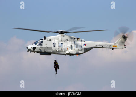 ROTTERDAM, OLANDA - 8 settembre: Dimostrazione di un'operazione di salvataggio da un marina olandese elicottero NH90 durante il mondo giorni del porto di Rotterdam, Holla Foto Stock