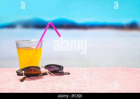 Paradise Vacanze con sfondo giallo cocktail su occhiali da sole sulla spiaggia. Perfetto per l'estate di vendita e di offrire promozione della campagna. Paradiso di vacanza. Foto Stock