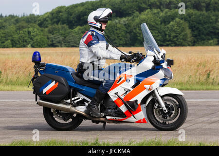 VOLKEL, Paesi Bassi - 15 giugno: Olandese di polizia militare (Marechaussée) ufficiale di pattuglia presso la Dutch Air Force Open Day il 15 giugno 2013 in Volkel, Foto Stock