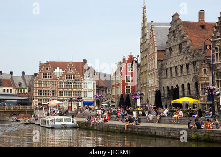 Gand - Jun 18: studenti e turisti nel centro storico di Gent con case a capanna lungo il canale in Gent Giugno 18, 2013 a Gand, Belgio Foto Stock