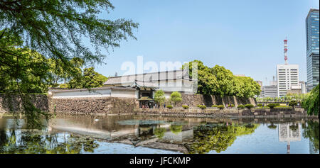 Ponte all'ingresso Hirakawamon ai Giardini Orientali del Palazzo Imperiale, Tokyo, Giappone Foto Stock