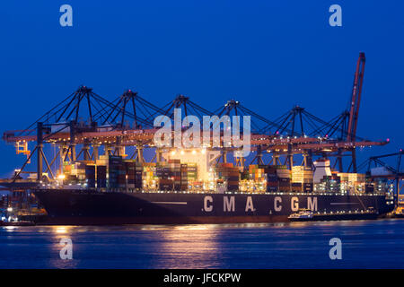 ROTTERDAM - luglio 9: Nave container nel porto di Rotterdam il 9 luglio 2012. Rotterdam è con esso è 105 km quadrati il porto più grande in Europa. Foto Stock