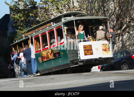 SAN FRANCISCO, CALIFORNIA - 23 ottobre: i passeggeri potranno godere di una corsa in un cavo auto per le strade di San Francisco il 23 ottobre 2006 in San Francisco, C Foto Stock