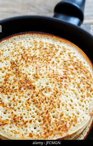 Gustose frittelle in una padella vicino. Foto Stock