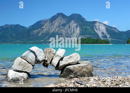 Arco in pietra nel paesaggio con lago Foto Stock