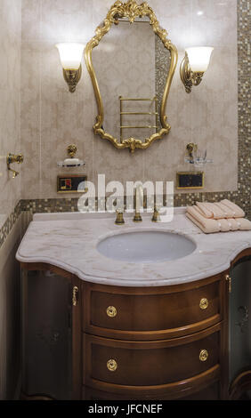 Bagno di lusso in stile classico Foto Stock