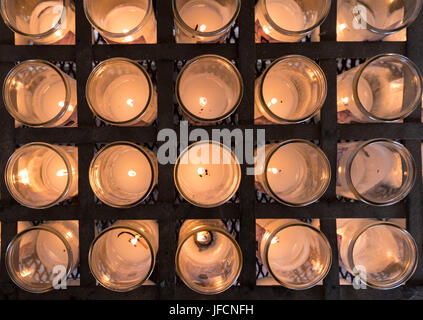 Righe di candele votive nella chiesa cattolica Foto Stock