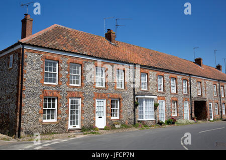 Mostra immagine: Tradizionale di pietra focaia e case di mattoni a Castle Acre, Norfolk © Julian Wyth. Tutti i diritti riservati. Nessun uso non autorizzato. Foto Stock